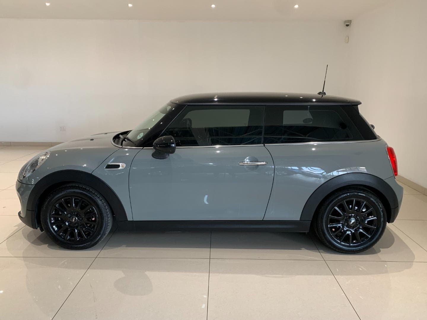 MINI Hatch - Image 2